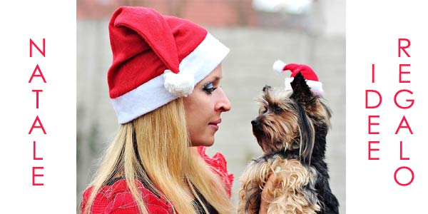 Donna e cane vestiti da Babbo Natale
